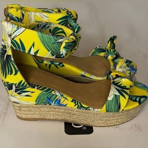BAMBOO Shoes - Floral Wedges Size 8